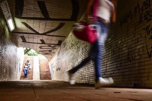 Metropoles's tweet photo. ➡️ Projeto prevê instalação de câmeras em passagens subterrâneas do DF
Proposta do deputado Hermeto também sugere a instalação de câmeras de monitoramento em passarelas, para dar mais segurança à população
Leia na coluna #GrandeAngular: https://t.co/RN75Sl8ffp https://t.co/BFeRZVW9t2