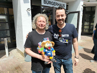 alemaopazeamor's tweet photo. PERRY RHODAN-Stammtisch Mannheim:
Unterwegs mit Gucky 44
Zeit mag relativ sein, auch für einen (relativ) unsterblichen Mausbiber wie mich. Dennoch war die Pause bis zum zwölften GarchingCon schon arg lang...
#PerryRhodan #perryrhodancon #garchingcon
https://t.co/mtsUVnS7ta https://t.co/fxpotXWesu