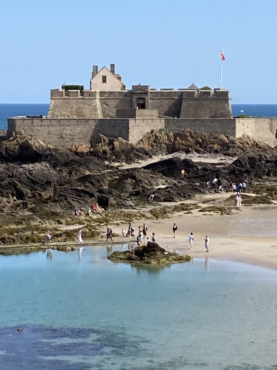 Bonjour!!!!! St Malo and Cancale Oyster farm today! Beautiful weather for it!!!!!! 🇫🇷 #chateaubeaimont @cricklanguages @crickhowellhs