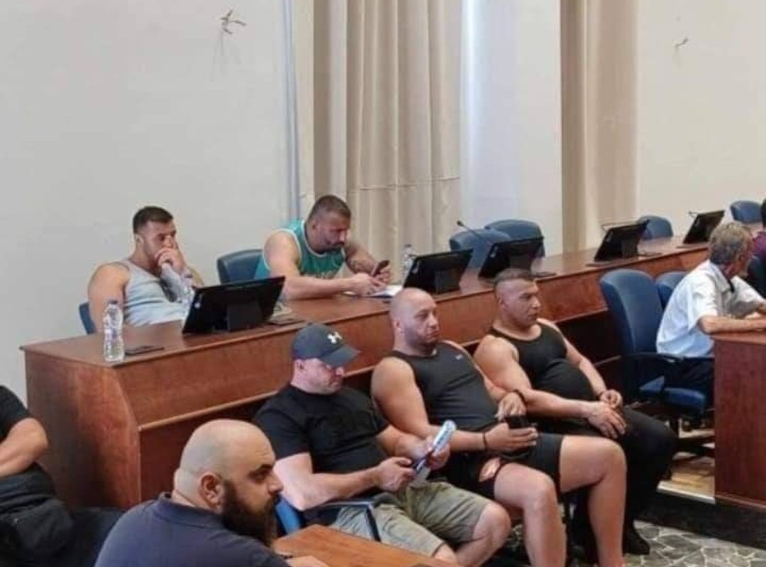 yorgisAnyfantis's tweet photo. Αίθουσα Συνεδριάσεων Δημοτικού Συμβουλίου Ρόδου: 
υπό κατάληψη από φουσκωτούς - μπράβους, που εμποδίζουν την παρουσία ενδιαφερομένων για την δημοπρασία των θέσεων - φιλέτων της παραλίας μπροστά στο Καζίνο Ρόδου, με την παρουσία, την ανοχή και την κάλυψη; της αστυνομίας https://t.co/naXkuWNRS9
