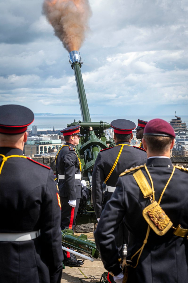 ArmyinScotland's tweet photo. Yesterday saw a 21-Gun Salute at Edinburgh Castle. Performed by J Battery, 3 Royal Horse Artillery in honor of Her Majesty Queen Camilla’s Official Birthday. #edinburghcastle #gunsalue #21gun #105mm https://t.co/V0MxH5V7Uf