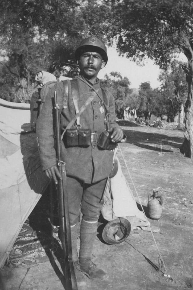 1)ΑΝΕΞΆΡΤΗΤΟΣ ΜΕΡΑΡΧΊΑ 1922 : ΜΙΑ ΣΎΓΧΡΟΝΗ ΚΆΘΟΔΟΣ ΤΩΝ ΜΥΡΊΩΝ, ΕΝΑ  ΗΡΩΙΚΌ ΕΠΟΣ ΤΩΝ ΕΛΛΉΝΩΝ ΣΤΗΝ ΜΙΚΡΆ ΑΣΊΑ 
Τότε εμφανίστηκε ο από «μηχανής θεός», ο αεροπόρος Γεώργιος Ξηρός. Καθώς υπερίπτατο με το αεροπλάνο του πάνω από το μέτωπο,