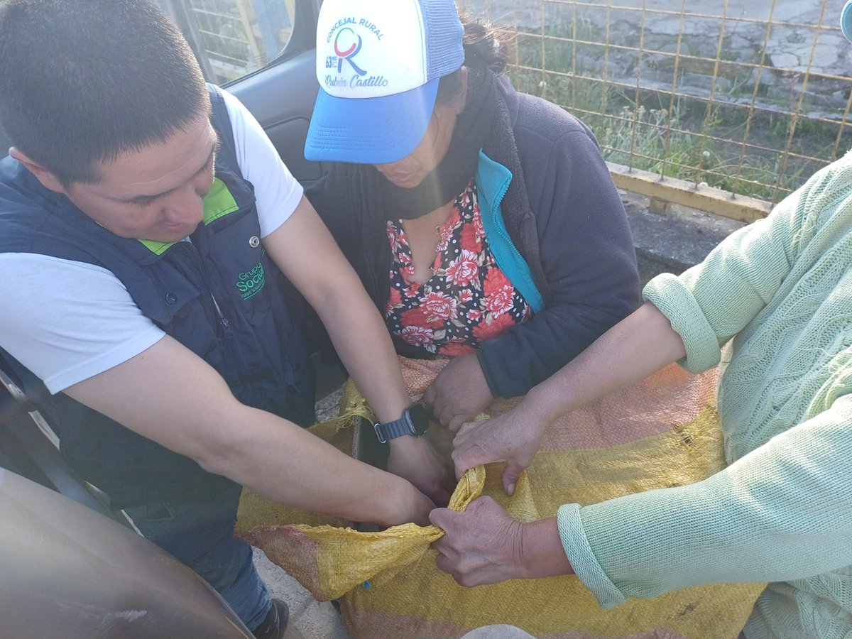 GrupoSocialFEPP's tweet photo. 𝗔𝗬𝗨𝗗𝗔𝗥 𝗘𝗦 𝗩𝗜𝗩𝗜𝗥 𝗠𝗘𝗝𝗢𝗥
☀️ La seguridad alimentaria🥦 y los ingresos económicos 💸de 16 familias👨👩👧 mejorarán.💯 Con apoyo de @BROT_furdiewelt y #Fepp se entregó 16 combos de pollos🐥 camperos en organizaciones 28 de agosto y Buscando un Progreso Mejor #Carchi https://t.co/ZnN80bCO4U