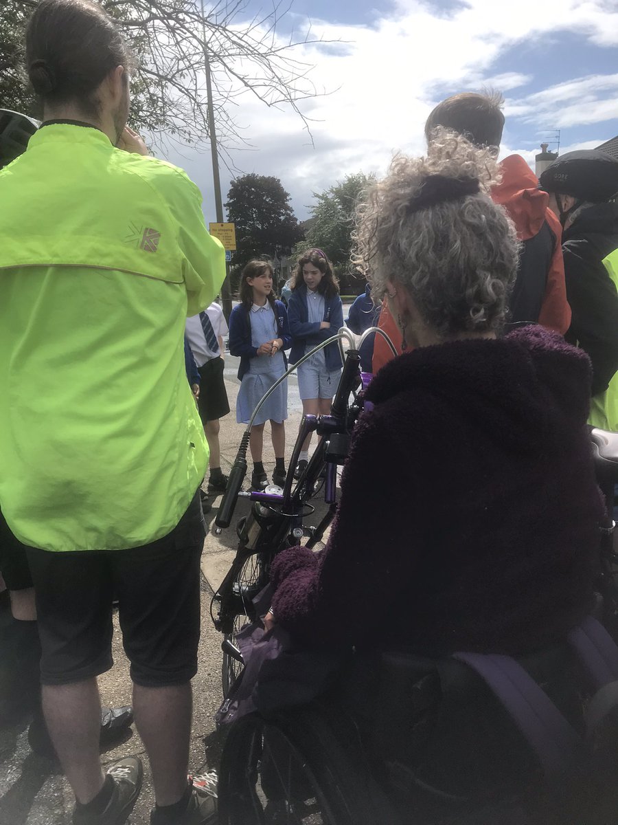 Dodging showers with @MetroMayorSteve on new path to Runcorn Station then hear how much these amazing kids from @mosspitslane want @lpoolcouncil to build the planned bike lane to Childwall past gates of their school. Getting there. @PelotonLiv @LpoolCityRegion @activetraveleng