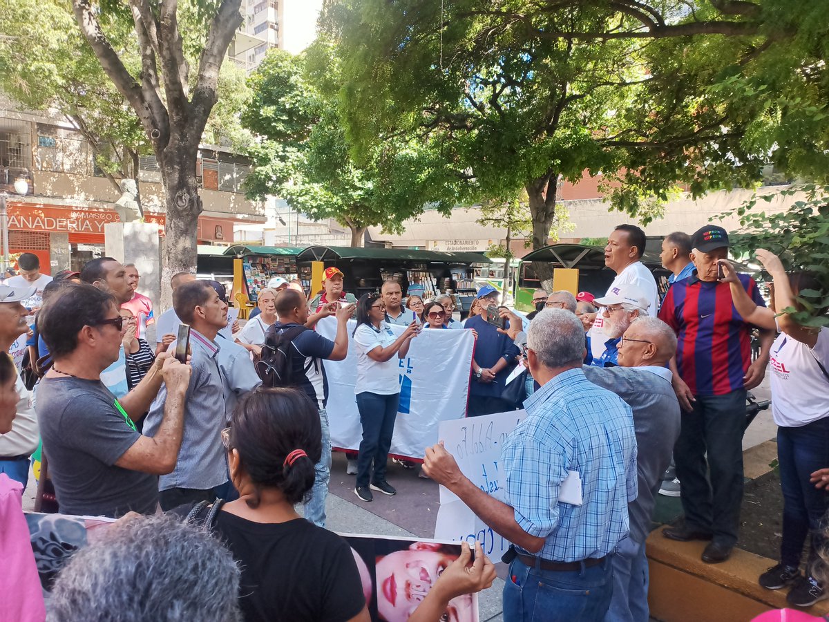 movinotinto's tweet photo. #MvInforma #18Jul #Barquisimeto acompañamos a @SEPEEL_LARA en su asamblea, recibimos documento donde expresan preocupación por el agravamiento de la situación laboral en distintas áreas. #SindicalismoLibre https://t.co/OeqoOmXF4b