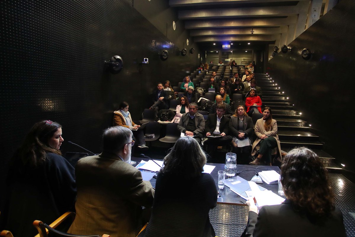 Junto al ministro Jaime de Aguirre, las subsecretarias <a href="/AGutierrezVas/">Andrea Gutiérrez Vásquez</a> y <a href="/caroperezdattar/">Carolina Pérez Dattari</a>, la directora <a href="/nelidapozo/">Nélida Pozo Kudo</a> y las y los seremis de todas las regiones, ya estamos en el segundo encuentro nacional de autoridades de las Culturas, las Artes y el Patrimonio⬇️