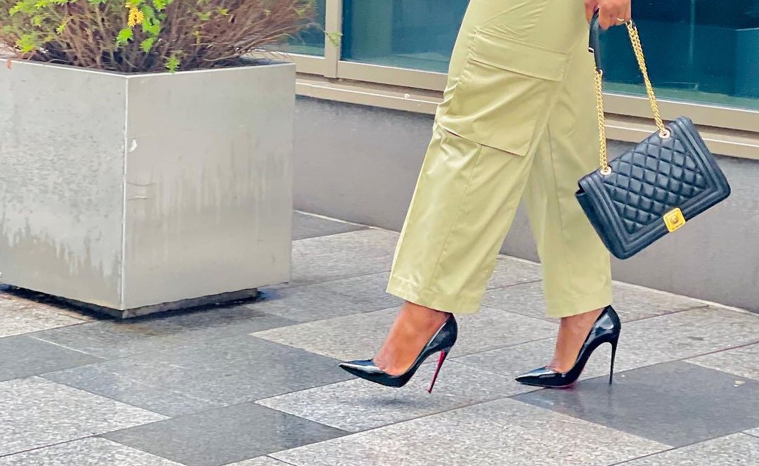 bartlettdaron's tweet photo. Gentlemen, as you close that laptop, and prepare to head home, kindly consider offering a helping hand to the lady in heels. It's true that they may not be suitable for boda bodas or long walks to taxi stages.

Let those in pumps take a stroll.

#LadiesInHeels https://t.co/yY9R2UUP81