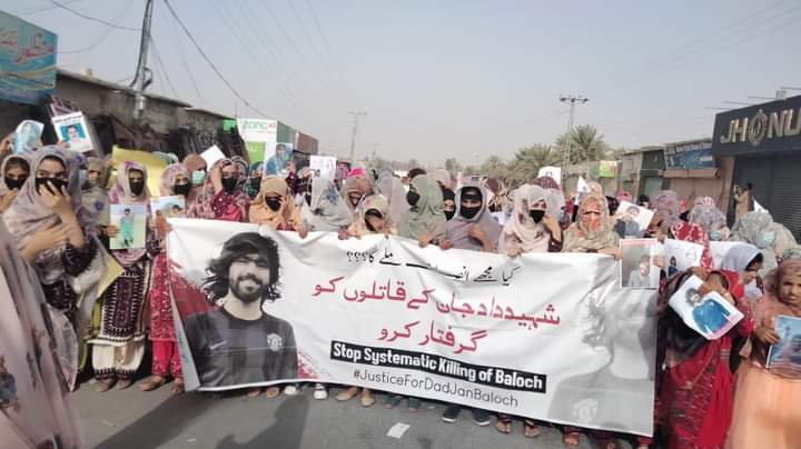 Justice4DadJan's tweet photo. شہید داد جان کے قاتلوں کی پولیس کے سامنے اقرار جرم کرنے کے باوجود بااثر افراد کی خواہش ہے کہ کیس کو ختم کیا جائے اور ملزمان کو عدالت سے بری کروایا جائے۔
ملزمان کو غیر قانونی طریقے سے رہا کیا گیا تو سی پیک روڈ بند کر کے سخت احتجاج کا راستہ اپنائیں گے۔
#JusticeForDadJan https://t.co/waC6AqeiBI
