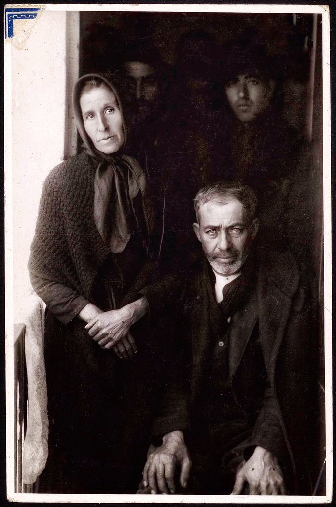granadaoldpics1's tweet photo. #18deJulio de 1936. Estos padres de El Padul lloran a su hijo asesinado en los primeros días de la Guerra Civil. En mi opinión, de los mejores retratos de Torres Molina. https://t.co/xAeJGHKw1K