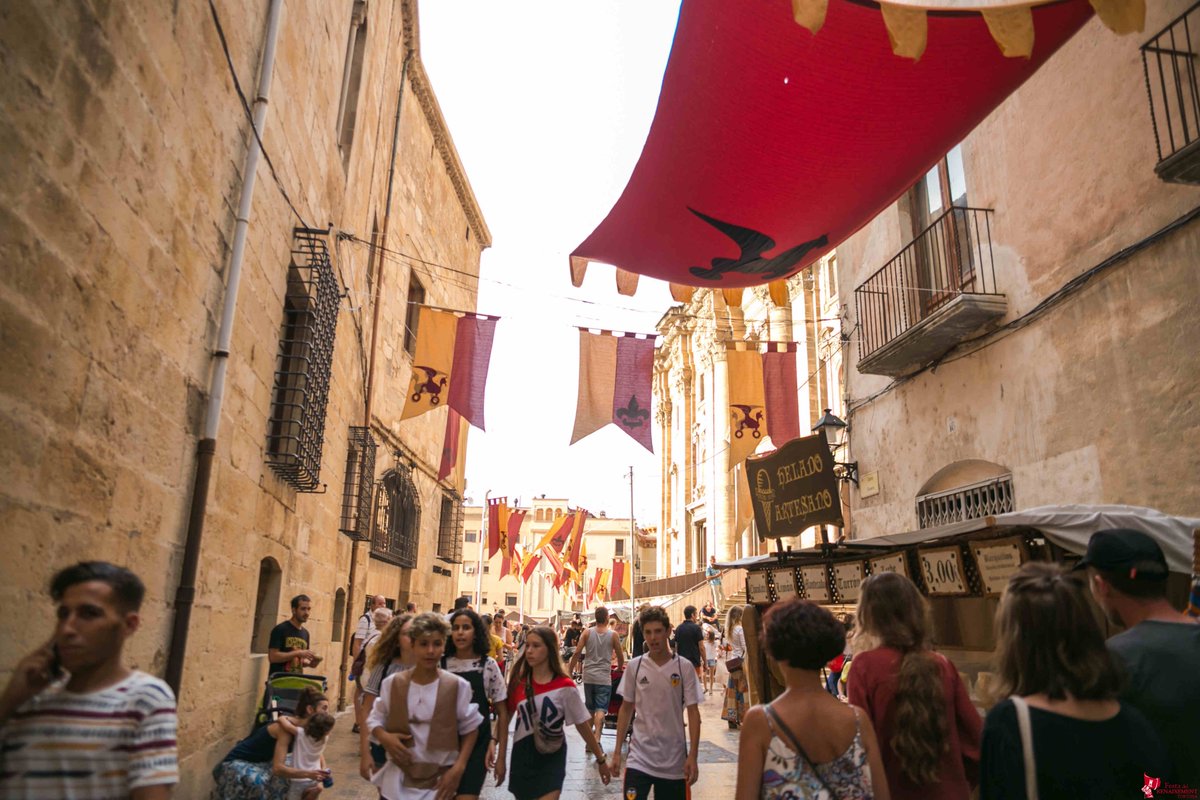 tortosaturisme's tweet photo. 🎉🏰🌹 Gaudeix  dels ambients del segle XVI: Reials Col·legis, L'Exposició Permanent de la Catedral, Mercats d'Època... Endinsa't en l'esplendor d'una ciutat al segle XVI! ✨🎭🌟 
📷 https://t.co/eriRSx61f6
#Tortosa  #Terresdelebre #ciutatsambcaràcter 
📷 @festadelrenaixement https://t.co/IAQKduuMZo