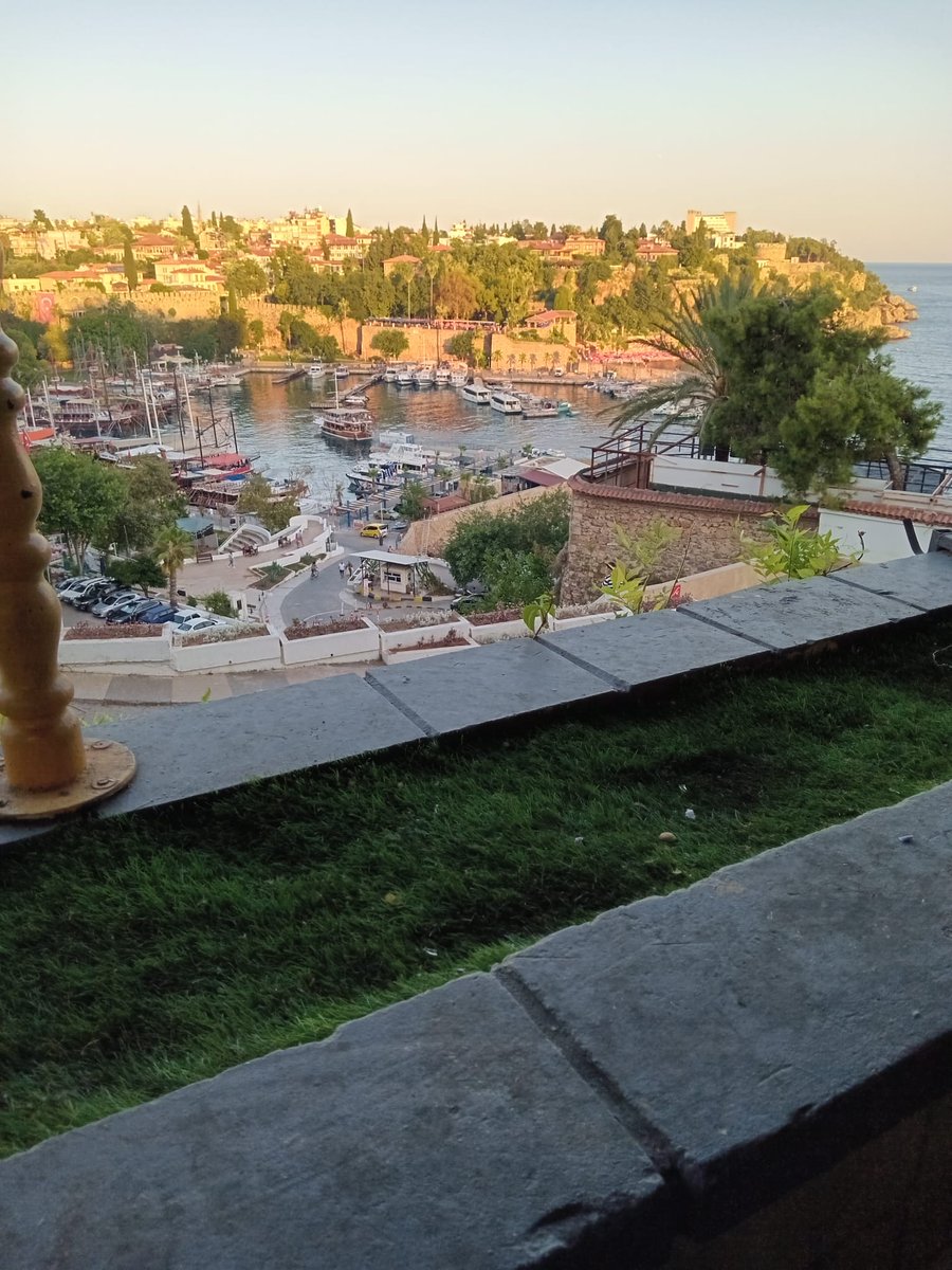 İyi akşamlar olgun bayanlar mesaj attin tanisalim Antalya manzara mükemmel ama yalnızlık sıkıcı