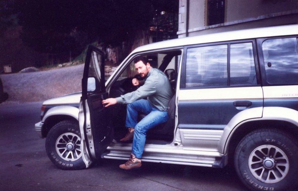 Había olvidado por completo este look (?) de Feijóo montándose (?) en el coche de Marcial Dorado.