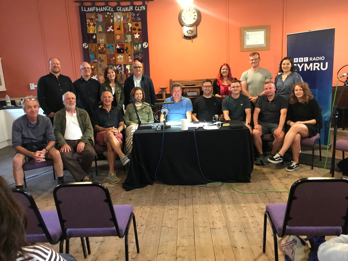 Dyma feirdd rowndiau cynderfynol Y Talwrn eleni - Dros yr Aber, Tir Mawr, Tir Iarll a'r Ffoaduriaid.

Mae 'na ddwy ornest arbennig i ddod, a'r gynta nos Sul 19:00 rhwng Dros yr Aber a'r Tir Mawr 👇

<a href="/rhysioro/">Rhys Iorwerth</a> <a href="/huwerith/">Huw Erith</a> <a href="/trydarbarddas/">Barddas</a> <a href="/BBCSounds/">BBC Sounds</a>

bbc.in/3rqMHip