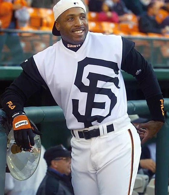 Never forget that Barry Bonds once had to wear an oversized Giants logo lol https://t.co/mvx3do7bXe https://t.co/RROgB3i6Dx