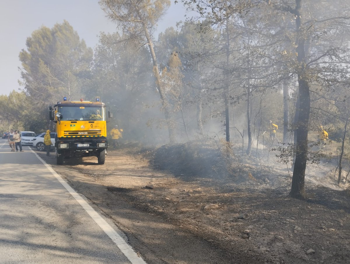 ControlADF's tweet photo. 🟡Actualment les #adfcat treballem en diversos incendis arreu de Catalunya, un d'ells a Avinyó, Bages, on l'adf 028 Quercus ha fet la detecció i Primera Intervenció frenant l'incendi. Treballant a lloc 3 dotacions de les adf 028 i 033. 
🛠️@sfadfcat @agentsruralscat @bomberscat https://t.co/tsTjmuMkZq
