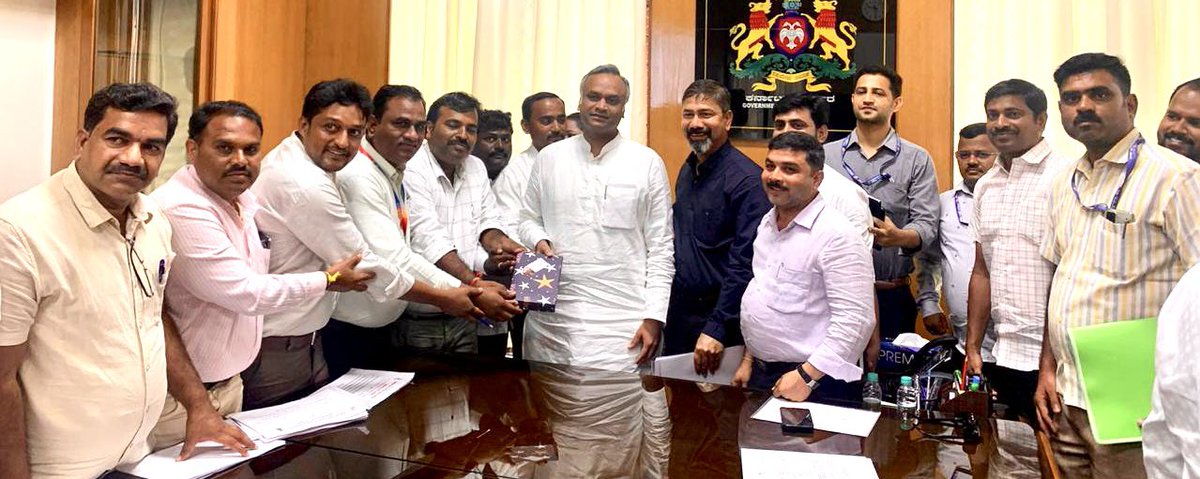 PriyankKharge's tweet photo. ಇಂದು ಕರ್ನಾಟಕ ರಾಜ್ಯ ಪಂಚಾಯತ್ ಅಭಿವೃದ್ಧಿ ಅಧಿಕಾರಿಗಳ ಕ್ಷೇಮಾಭಿವೃದ್ಧಿ ಸಂಘದ ಪ್ರತಿನಿಧಿಗಳನ್ನು ಭೇಟಿ ಮಾಡಿ ಮಾತುಕತೆ ನಡೆಸಿದೆ. 

ಈ ವೇಳೆ ಸಂಘದ ಪರವಾಗಿ ಅವರು ಸರ್ಕಾರಕ್ಕೆ 18 ಬೇಡಿಕೆಗಳನ್ನು ಸಲ್ಲಿಸಿದ್ದಾರೆ. ಈ ಕುರಿತು ಇಲಾಖೆಯ ಅಧಿಕಾರಿಗಳೊಂದಿಗೆ ಚರ್ಚಿಸಿ ಸೂಕ್ತ ಕ್ರಮ ಕೈಗೊಳ್ಳಲಾಗುವುದು.

ಗ್ರಾಮಗಳ ಅಭಿವೃದ್ಧಿ ಜೊತೆಗೆ ಅಧಿಕಾರಿಗಳ ಕುಂದುಕೊರತೆಗಳನ್ನು ಆಲಿಸಲು ನಮ್ಮ ಸರ್ಕಾರ ಬದ್ಧವಾಗಿದ್ದು, ಜನರ ಸಮಸ್ಯೆಗಳನ್ನು ಪರಿಹರಿಸುವ ಪ್ರಯತ್ನ ನಿರಂತರವಾಗಿ ಸಾಗಲಿದೆ.