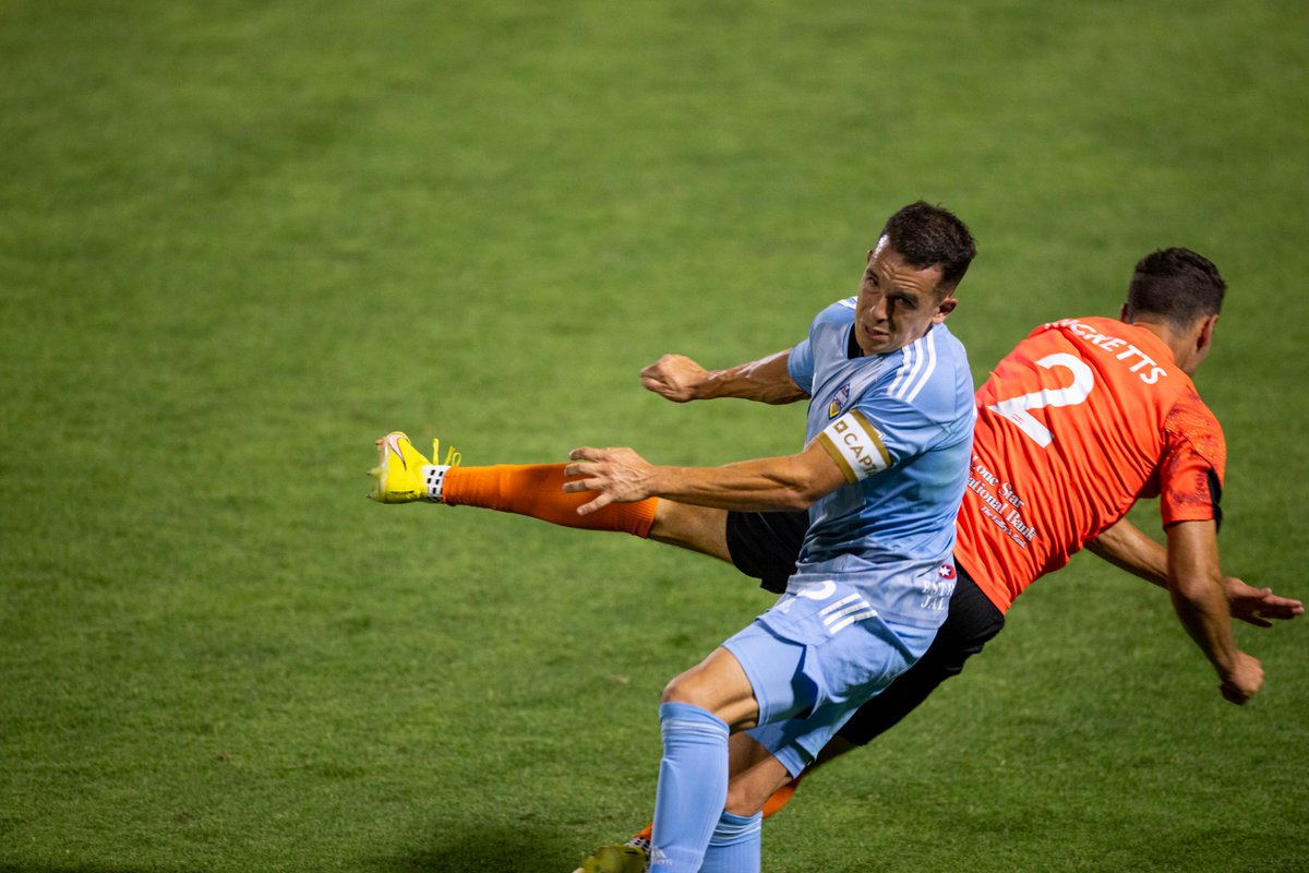 ElPasoVisuals's tweet photo. This guy came in like a football player at @ederborelli &amp; he did NOT get a yellow....and then he acted/pointed like he didn't literally dive in the air leading w/his shoulder &amp; knock him down. He is lucky Eder held it together &amp; didn't go after him for this dangerous play! https://t.co/fvph063oEe