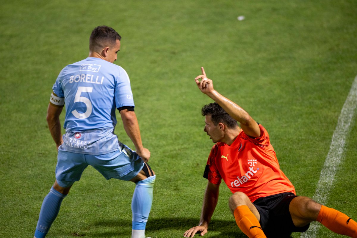 ElPasoVisuals's tweet photo. This guy came in like a football player at @ederborelli &amp; he did NOT get a yellow....and then he acted/pointed like he didn't literally dive in the air leading w/his shoulder &amp; knock him down. He is lucky Eder held it together &amp; didn't go after him for this dangerous play! https://t.co/fvph063oEe