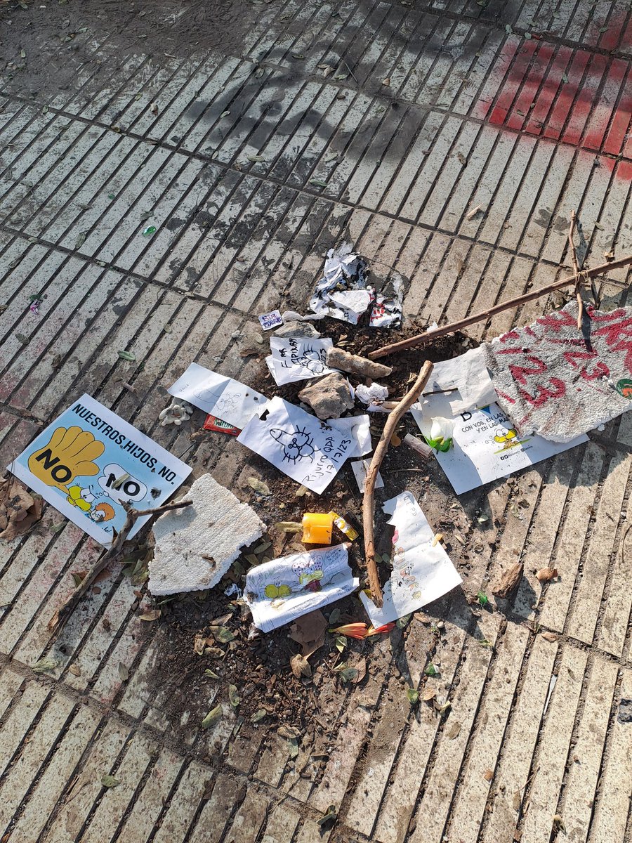 cataetcetc's tweet photo. Laburo a una cuadra del (ex) Gaturro así que hoy tuve que ir a visitarlo y había una nena con la mochila de garfield jajajsjsja MI PAÍS 🇦🇷🚬 https://t.co/Ae0IkDxVLe