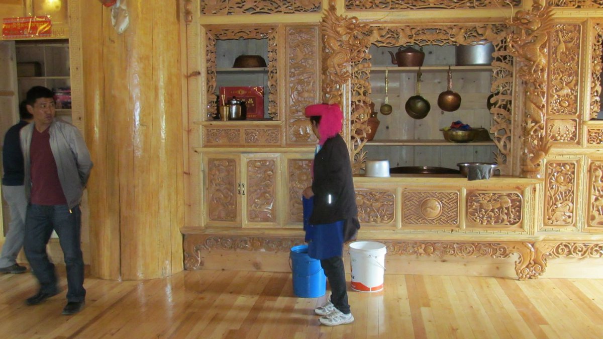 MapleDragonMark's tweet photo. @TheMapleDragon Incredible newly carved kitchen in massive Tibetan home in Shangrila in the Tibetan Autonomous Prefecture in Yunnan Province! Follow https://t.co/CJSHGEW3QR for a recent podcast on China’s Minorities https://t.co/U3cv0cHSlK