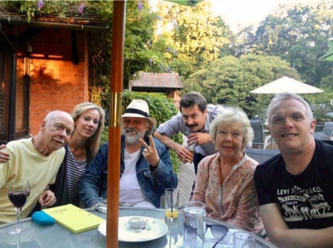 Emmy18261's tweet photo. #rikmayall
#goodnightrik
You need friends
& something green outside!
Happy summergoodnight!❤️ https://t.co/Q12aQK2f6Y