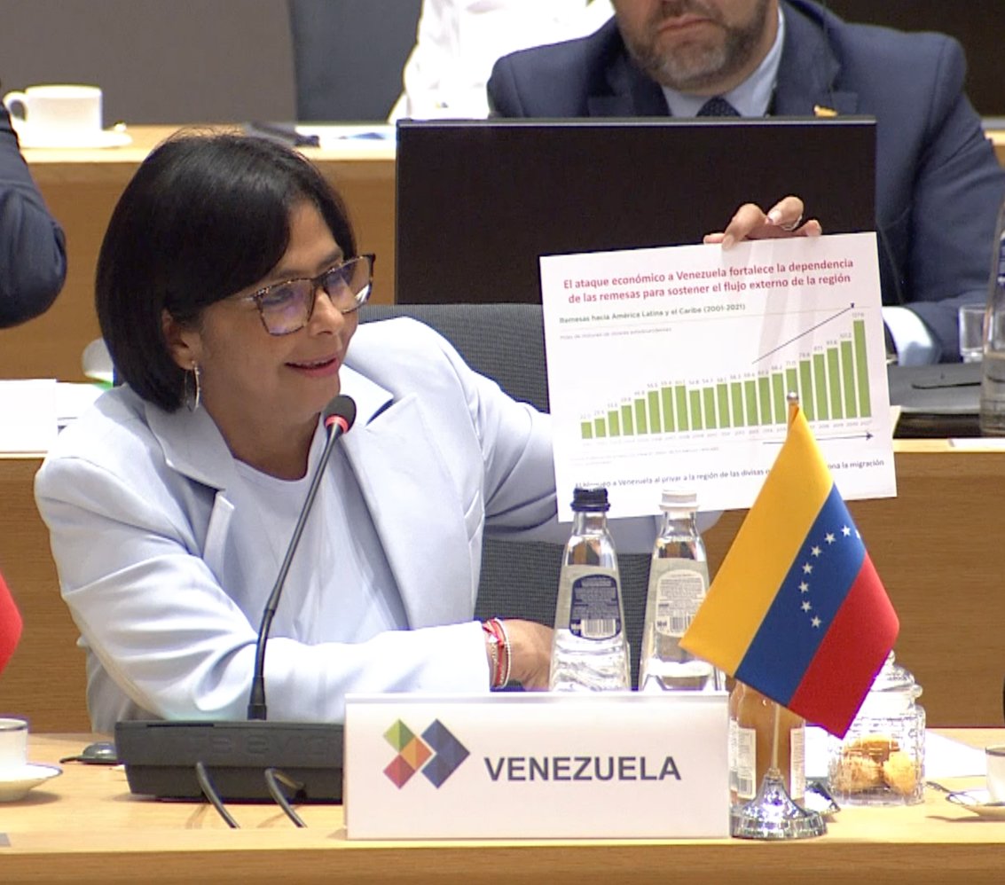 ViceVenezuela's tweet photo. #LoDijo || La Vpdta. Ejecutiva, @delcyrodriguezv: Es un mensaje de unión, un mensaje de Paz, de coordinación y de amistad que traemos desde un pueblo seriamente agredido económicamente como el pueblo de Venezuela.

#18Jul https://t.co/xdWUzkAdKv