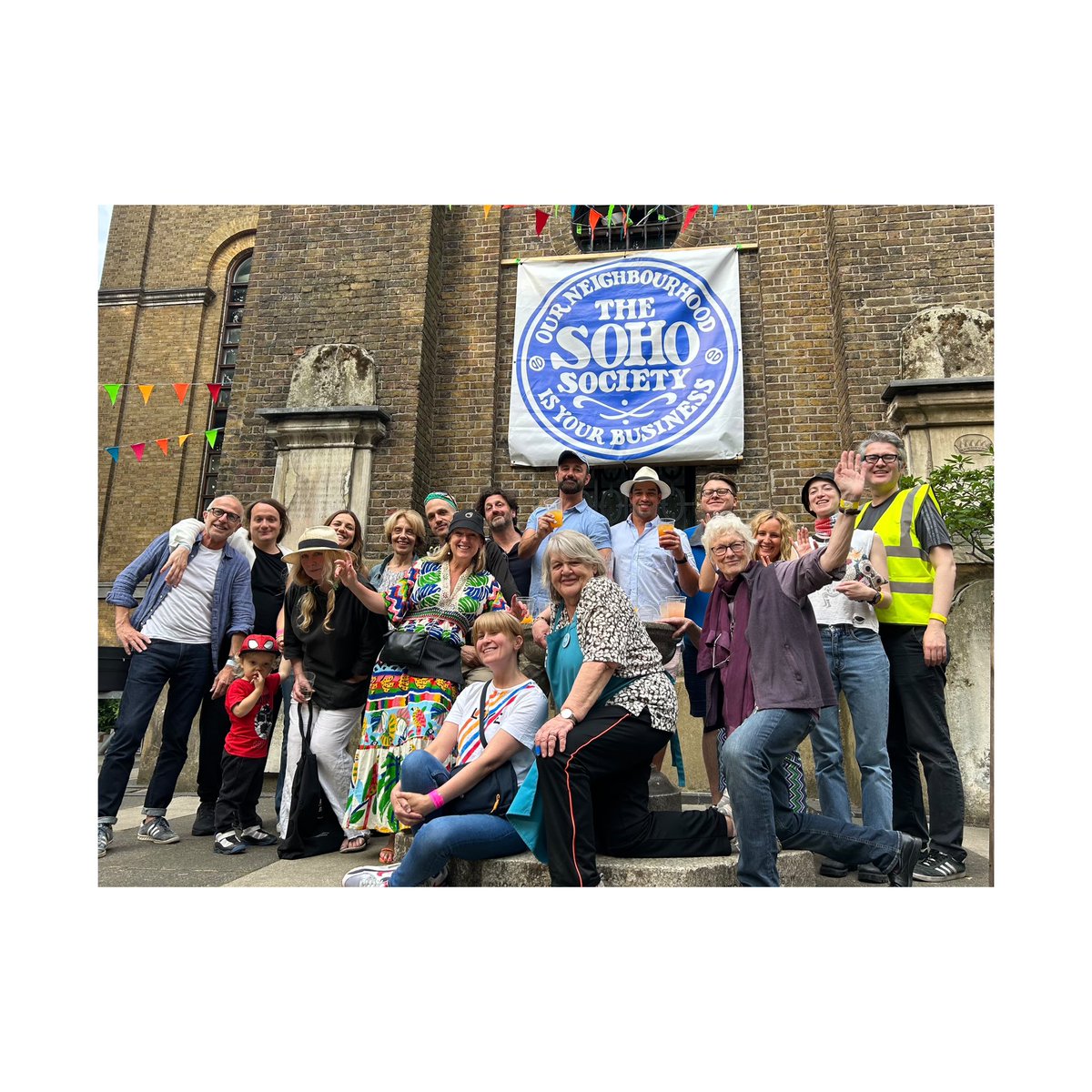 sohosocietyw1's tweet photo. Thank you from #Soho Society Fete team to all who attended the Fete 🥳 snails &amp; waiters raced, the Met won the Tug  of War, Dogs 🐕 &amp; raffle prizes galore amazing entertainers, singers &amp; musicians &amp; even a 🔥🚒! 
🙌to our incredible volunteers it really does take a village! https://t.co/90lfjzhY91