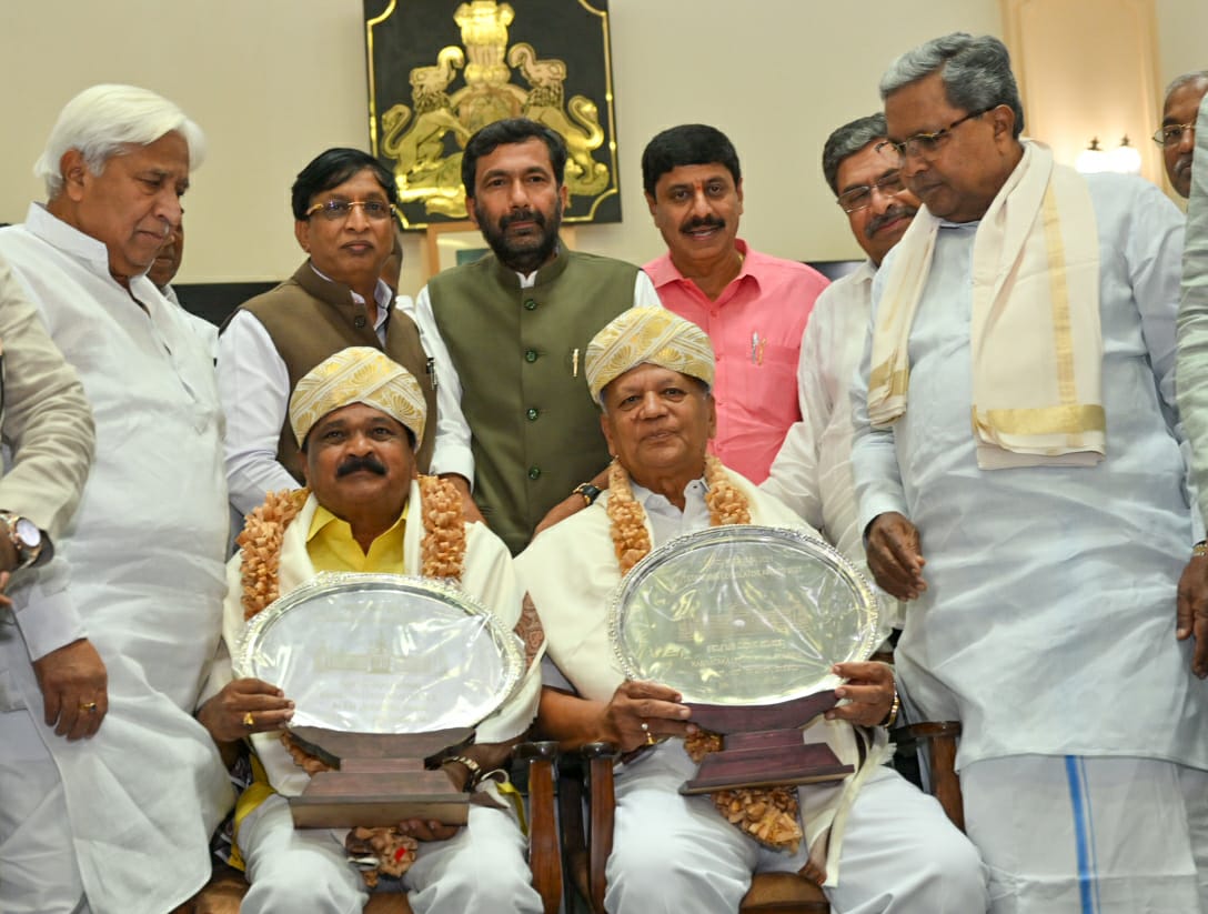 srpatilbagalkot's tweet photo. ಇಂದು ಬೆಂಗಳೂರನಲ್ಲಿ   ಕರ್ನಾಟಕ ವಿಧಾನ ಪರಿಷತ್ತಿನ 2021 ಮತ್ತು 22 ನೇ ಸಾಲಿನ ಅತ್ಯುತ್ತಮ ಶಾಸಕ ಪ್ರಶಸ್ತಿಯನ್ನು ಮುಖ್ಯಮಂತ್ರಿ ಶ್ರೀ @siddaramaiah
ಅವರಿಂದ ಸ್ವೀಕಾರ ಮಾಡಿದೆನು.

ವಿಧಾನ ಪರಿಷತ್ ಸಭಾಪತಿ ಬಸವರಾಜ ಹೊರಟ್ಟಿ,  ಉಪಸಭಾಪತಿ ಎಂ.ಕೆ.ಪ್ರಾಣೇಶ್, ಸಚಿವರಾದ @HKPatilINC ಹಾಗೂ @NsBoseraju ಮೊದಲಾದವರು ಉಪಸ್ಥಿತರಿದ್ದರು. https://t.co/3ljpvfaDSP