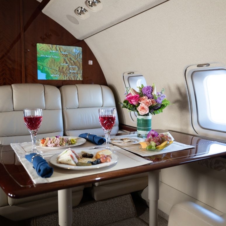 WorldwideJet's tweet photo. This is how we dine here at #WorldWideJet:
Dinner ✔️
Flowers ✔️
Wine ✔️
#JetLife
#PrivateJet #PrivateJetTravel #LuxuryTravel #PrivateCharter https://t.co/2ByWPNdEzW