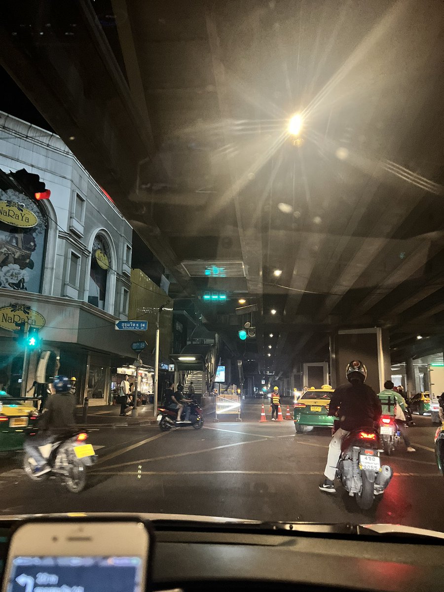 moopasitson's tweet photo. @js100radio น่าจะมีรถสูงๆ ขับไปชนนะครับ ไฟจราจรห้อยเลย ที่แยกสุขุมวิทซอย 24 https://t.co/tnRQzvRGMt