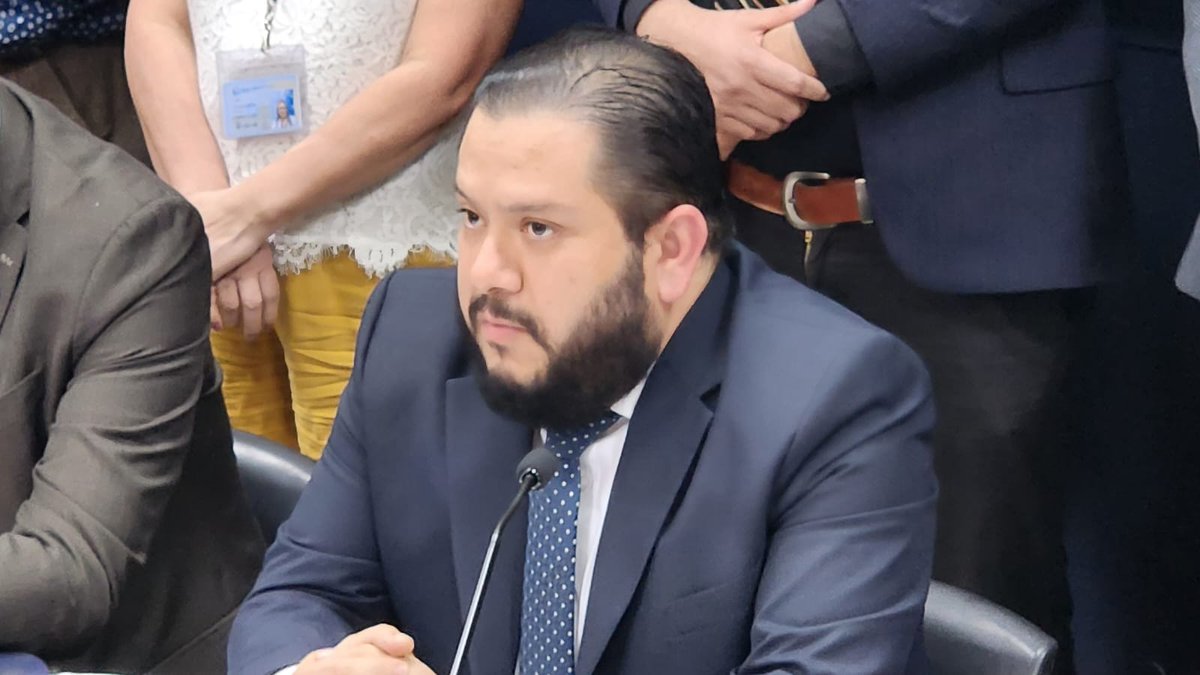 CanalAntigua's tweet photo. #CANoticias #Nacionales 

URGENTE Juez A del Juzgado Séptimo Pluripersonal de Primera Instancia Penal, Freddy Orellana, ordena certificar lo conducente contra el Registrador de Ciudadanos, Ramiro Muñoz por no acatar la resolución de suspender la personería jurídica del partido Movimiento Semilla.

Con esta acción, Ministerio Público tiene luz verde para solicitar el retiro de antejuicio de Muñoz para iniciar una investigación en su contra por el delito de desobediencia.

Vía: Sergio Osegueda