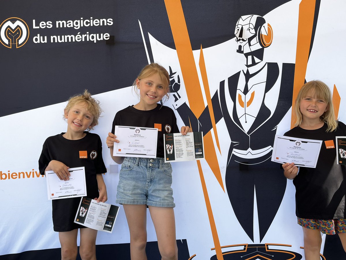 Chez Orange on est tous engagés 🤝que l’on soit  Directeur des relations avec les collectivités locales représenté par Pascal ou stagiaire comme Jarod, qui ont accueilli ce jour une trentaine de jeunes sur #Metz plage pour les sensibiliser aux bons usages du #numérique