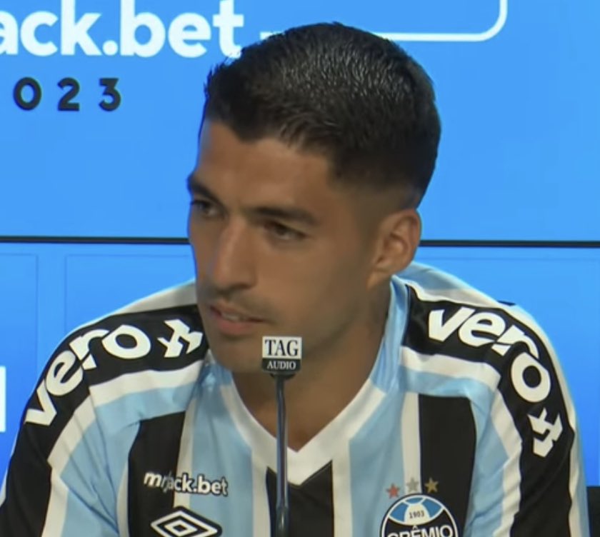 Oledobrasil's tweet photo. 🚨🚨🚨🚨🚨🚨🚨🚨🚨🚨

SUAREZ ACABA DE DEIXAR O GRÊMIO!

Como o treinamento foi finalizado, o uruguaio deixou o clube e foi para casa. O craque retornará amanhã normalmente ao Tricolor para novas atividades. https://t.co/CSVCuHwVbc