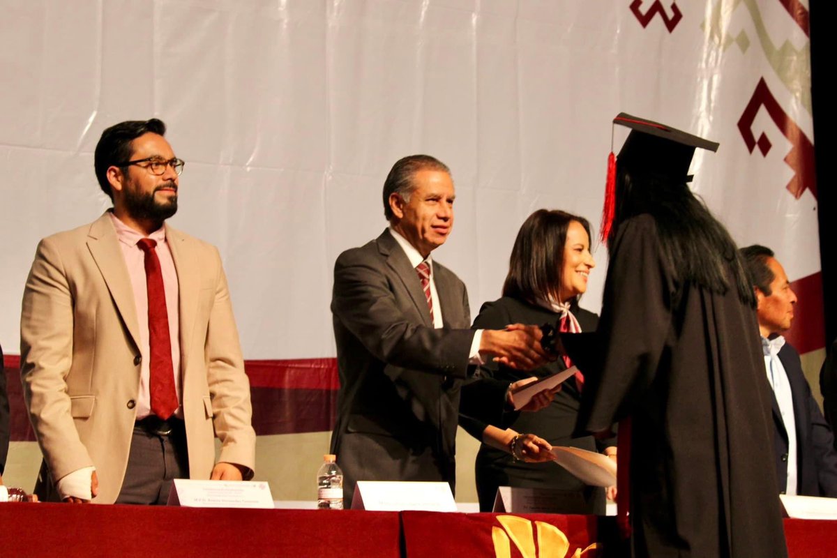 CECyTEHidalgo's tweet photo. ¡Felicidades a la generación 2023 por su graduación! Este es un logro increíble y estamos seguro de que tienen un futuro brillante por delante. Han demostrado dedicación, esfuerzo, perseverancia y ahora están listos para enfrentar nuevos desafíos. 
@cecyte_del https://t.co/A3bBNoj7XQ
