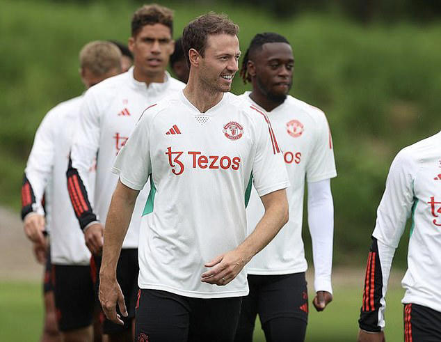 Jonny Evans is back at Manchester United on a short term deal
Jonny was at Old Trafford from 2004-2015 and it is great to see him back
#mufc #jonnyevans https://t.co/pOtO1X3JG7