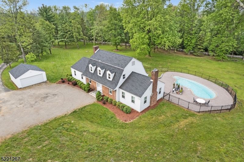 Ready for a change? This 4 BD/ 3 BA in Harding Twp. won't be on the market long.  cpix.me/l/173868842