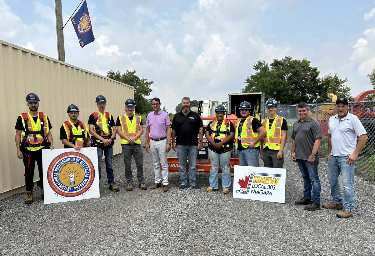IBEW303Niagara's tweet photo. We were proud to welcome @MonteMcNaughton to our training centre today to see the positive impact of the provincial Skills Development Fund grant. Our future apprentices are benefiting from the governments commitment to growing Ontario’s #SkilledTrades https://t.co/mfZABkCJ94