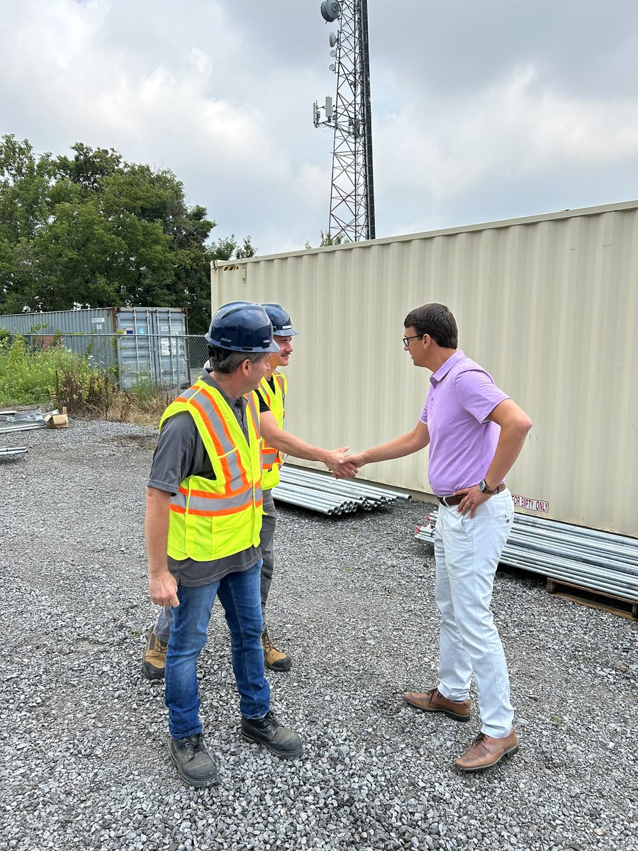 IBEW303Niagara's tweet photo. We were proud to welcome @MonteMcNaughton to our training centre today to see the positive impact of the provincial Skills Development Fund grant. Our future apprentices are benefiting from the governments commitment to growing Ontario’s #SkilledTrades https://t.co/mfZABkCJ94