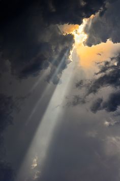 Patty_PWriter's tweet photo. Un haz de esa luz atravesó las nubes y Gabriel dejó de estar en la penumbra de la tormenta.
Frase de mi #novela. #ECDLT https://t.co/6eudFmPmb2