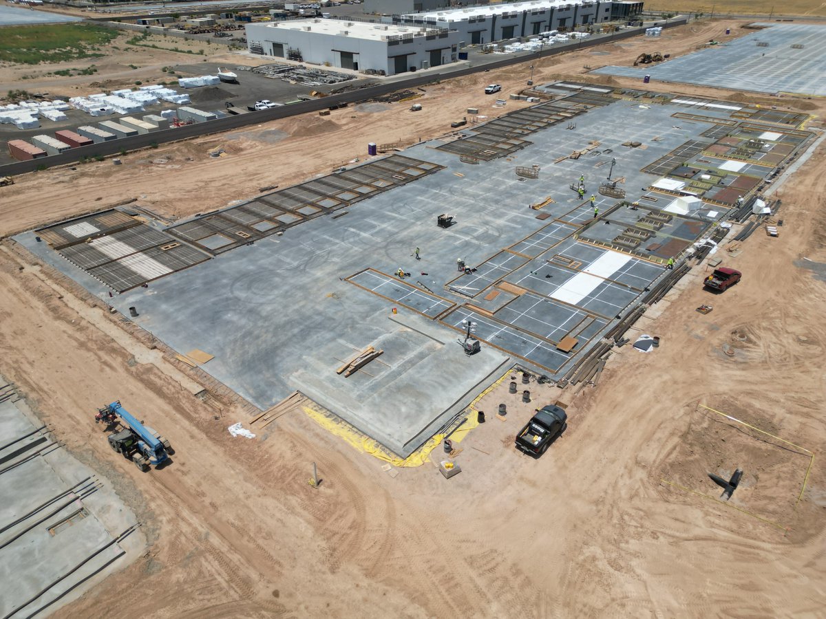 alstonconstruct's tweet photo. #TiltupTuesday Today we're highlighting the Pecos Center I in Mesa, Arizona. The concrete tilt walls have gone vertical on the three speculative-warehouse buildings, total square footage will exceed 476,000 SF. #BuildAZ https://t.co/I3xVwm0WRL