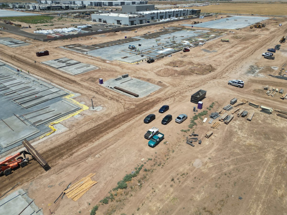 alstonconstruct's tweet photo. #TiltupTuesday Today we're highlighting the Pecos Center I in Mesa, Arizona. The concrete tilt walls have gone vertical on the three speculative-warehouse buildings, total square footage will exceed 476,000 SF. #BuildAZ https://t.co/I3xVwm0WRL