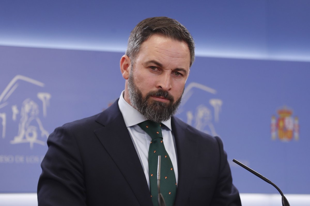 Rafael_Narbona's tweet photo. No apoyo el independentismo catalán ni el vasco, pero me repugna escuchar a Abascal declarando que no respondería con los titubeos de Rajoy a un nuevo procés. El independentismo atenta contra la convivencia y la solidaridad, pero el desafío que plantea no se resuelve con tanques, sino con un diálogo fructífero que explore nuevas formas de Estado, como una república federal. Abascal en el gobierno podría llevarnos a un escenario terrorífico. Cada vez estoy más convencido de que VOX debería ser ilegalizado, como Amanecer Dorado, pues no es un partido democrático.