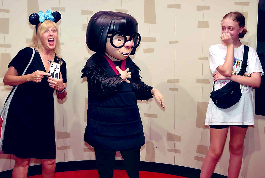 kate4494's tweet image. A #Disney Cast Member noticed my @pitbull phone case as my daughter &amp;amp; I were meeting #EdnaMode.  It was such a fun moment as we were talking about my favorite artist in the world!😎🌎 Edna even held her heart being smitten with the one &amp;amp; only #pitbull also!  Woohoo! #superfan