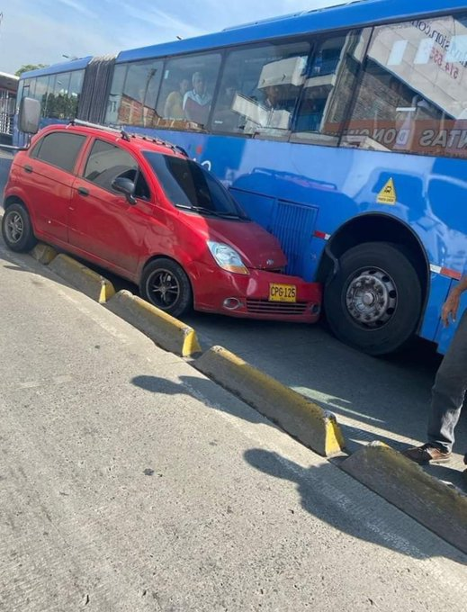 En_Cali_'s tweet photo. Un Accidente en el Mio, Por la imprudencia de este conductor:

Al meterse por el Carril del Mio Se Choco, En la Estacion San Pascual. https://t.co/UXuDH4puf4