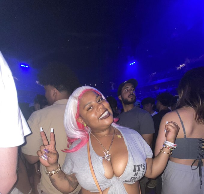 Champagne Papi 🍾 &amp; The Slaughter King 🔪last night  ❤️🔥 https://t.co/gDelpGebZF<a href="/tag/manyvids"class="tags"><span>#manyvids</span></a>