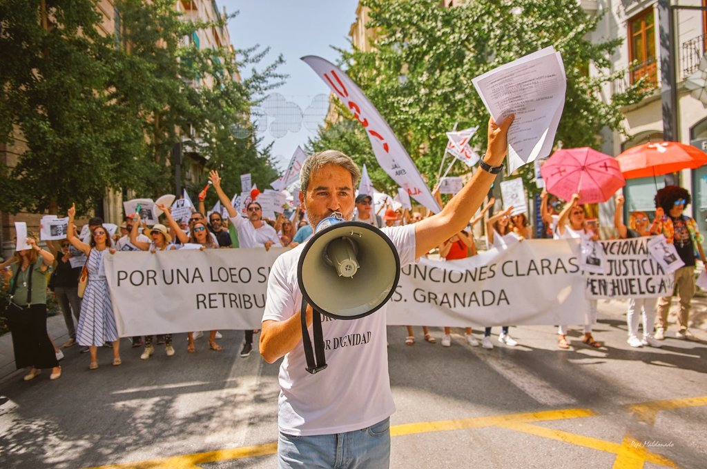 fcs_kika's tweet photo. GRANADA. Compañeros venidos de toda Andalucía y bajo un sol de "inJusticia" claman #JusticiaSolución
Tres meses en lucha sin respuestas de @justiciagob @sanchezcastejon @pilar_llop  @PSOE pero NO PARAREMOS gobierne quien gobierne @NunezFeijoo @ppopular https://t.co/LCcdrMmoby