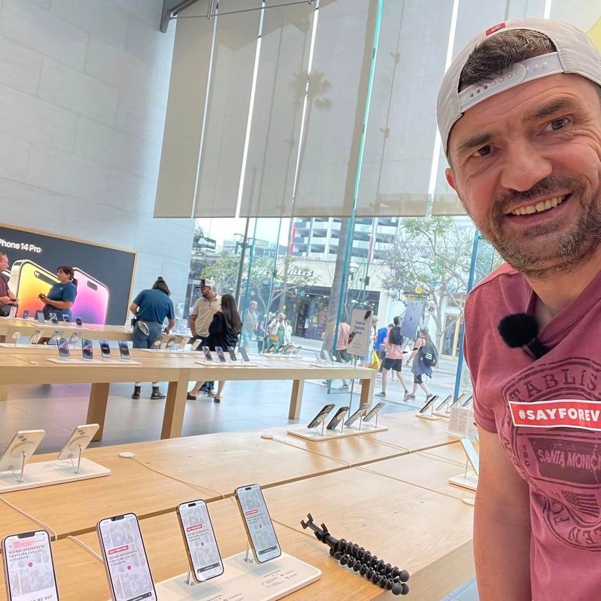 A new way to #sayforever and to help us find more activists to run our campaigns: <a href="/MikhailBatin/">Mikhail Batin</a>, a ninja transhumanist he is, went to Apple Store and typed in our website SayForever.org on as many devices as he could 🥷 You can also do it!