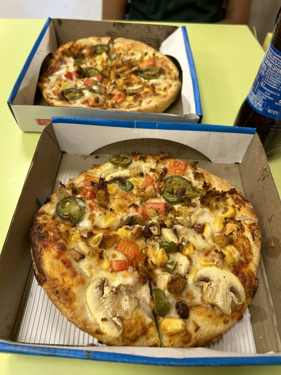Rohin_27's tweet photo. Hey @dominos_india @dominos @fssaiindia is this a way of providing any eatable thing to the customer .. @dominos_india provind pizza for dine in orders without covering them from top. This have many issues of cleanliness and hygiene. Why is this happening?? https://t.co/rZEEfbykTf