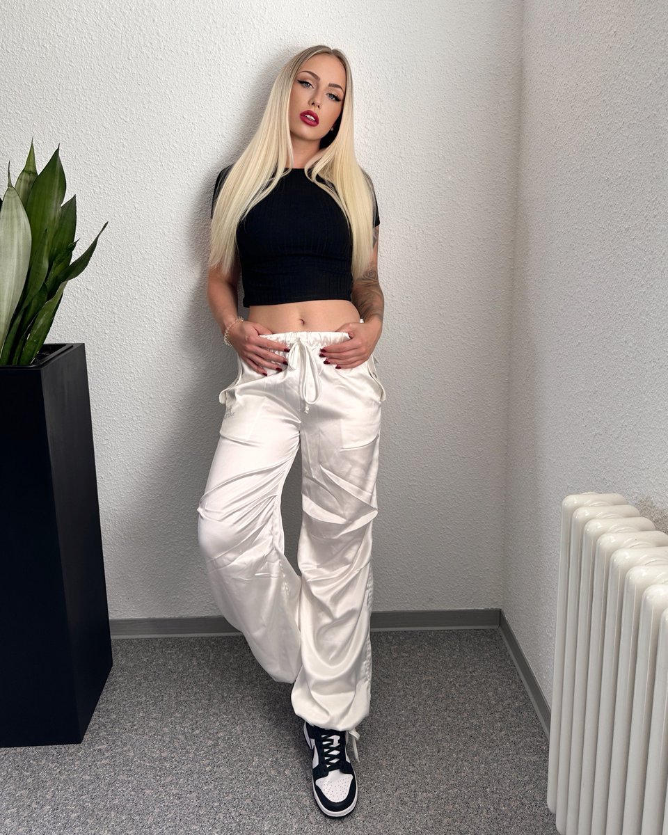 Retweet this Post as much as you can, to get a better look from behind 😜 (Ass incoming…🤫)