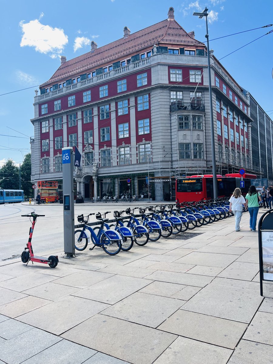 natalia_barbour's tweet photo. You can see four modes (five if you count walking) of transportation in this picture and a personal vehicle is not one of them. 🏙️ https://t.co/veWYOx4uG7